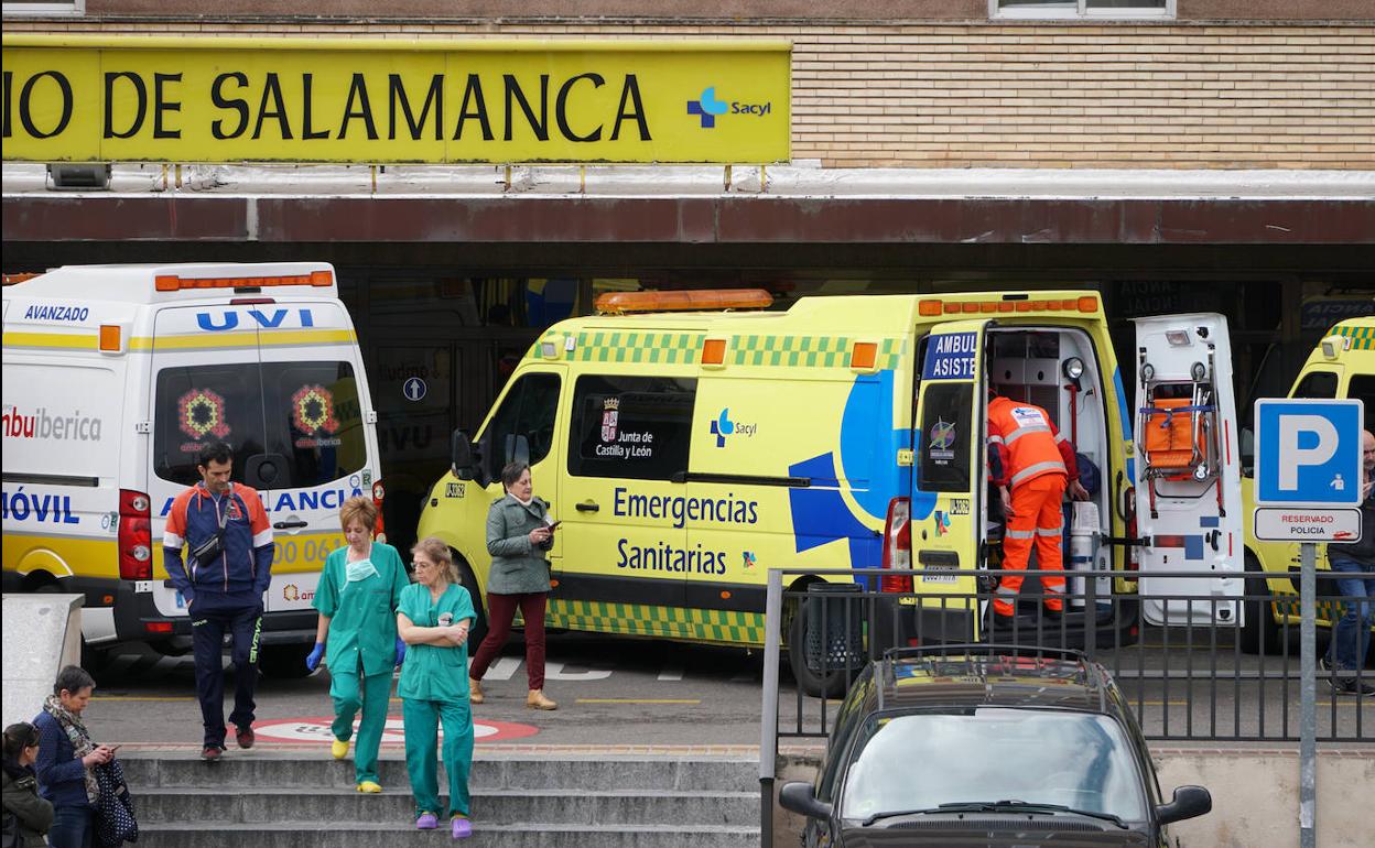 Ambulancias a las puertas del hospital salmantino.