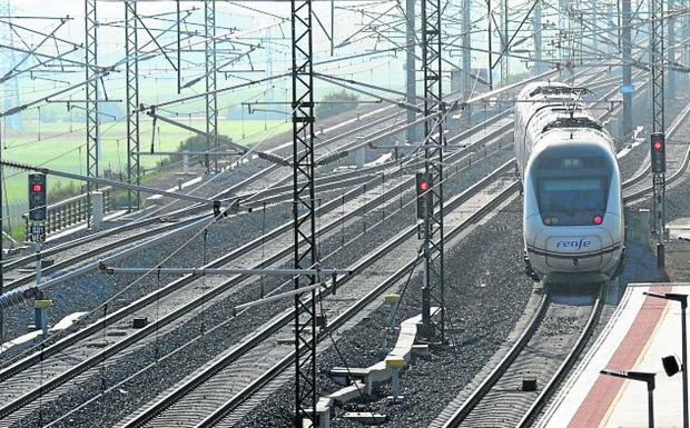 Un tren accede a la estación del Ave de Medina del Campo. 