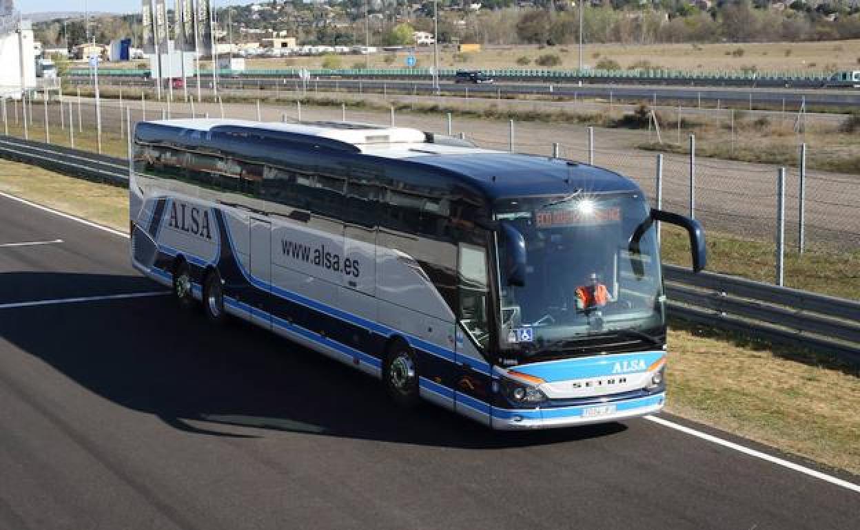 Coronavirus en León: Dos viajeros en un autobús de Madrid a Gijón, positivos en coronavirus