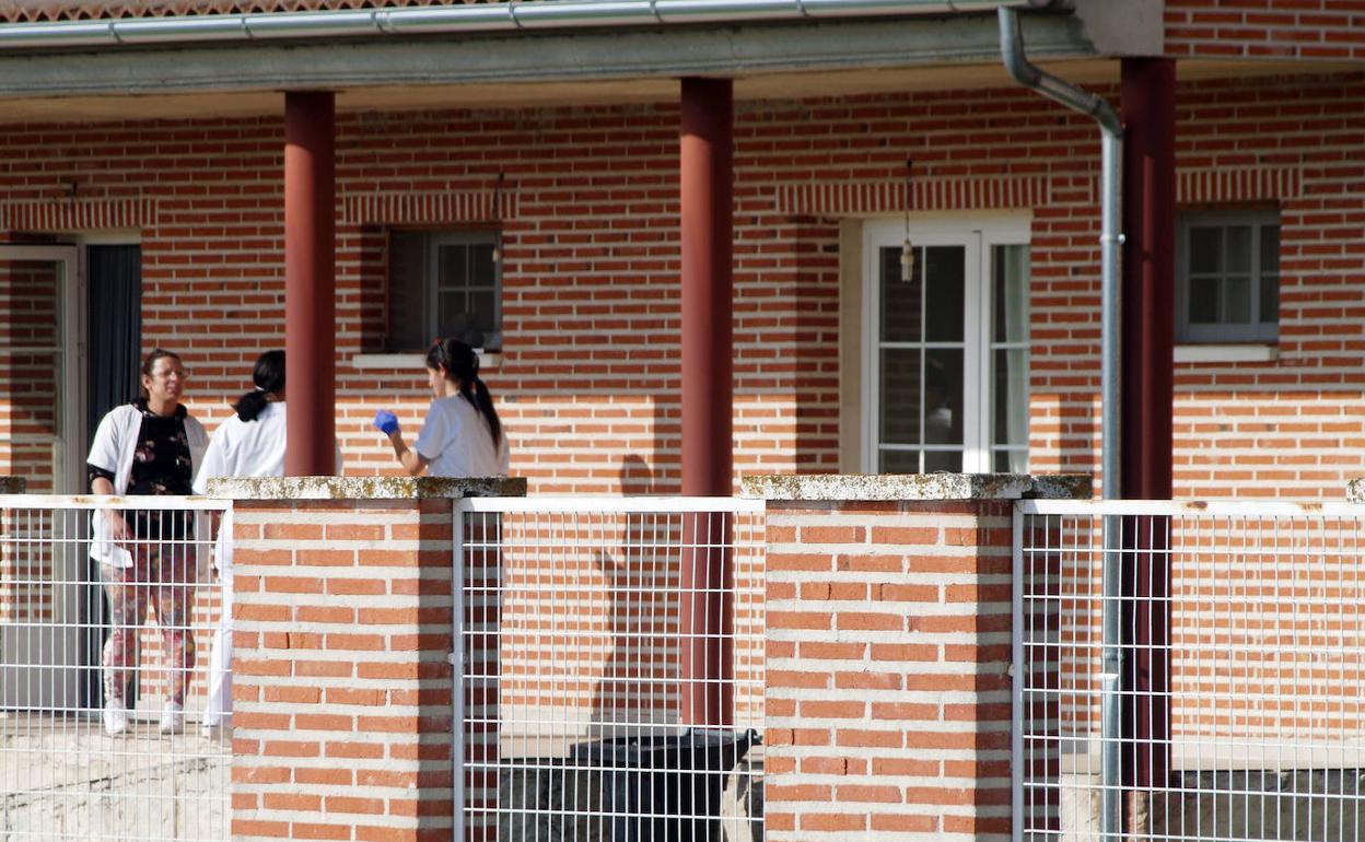 Tres auxiliares de la residencia, a la puerta del centro. 