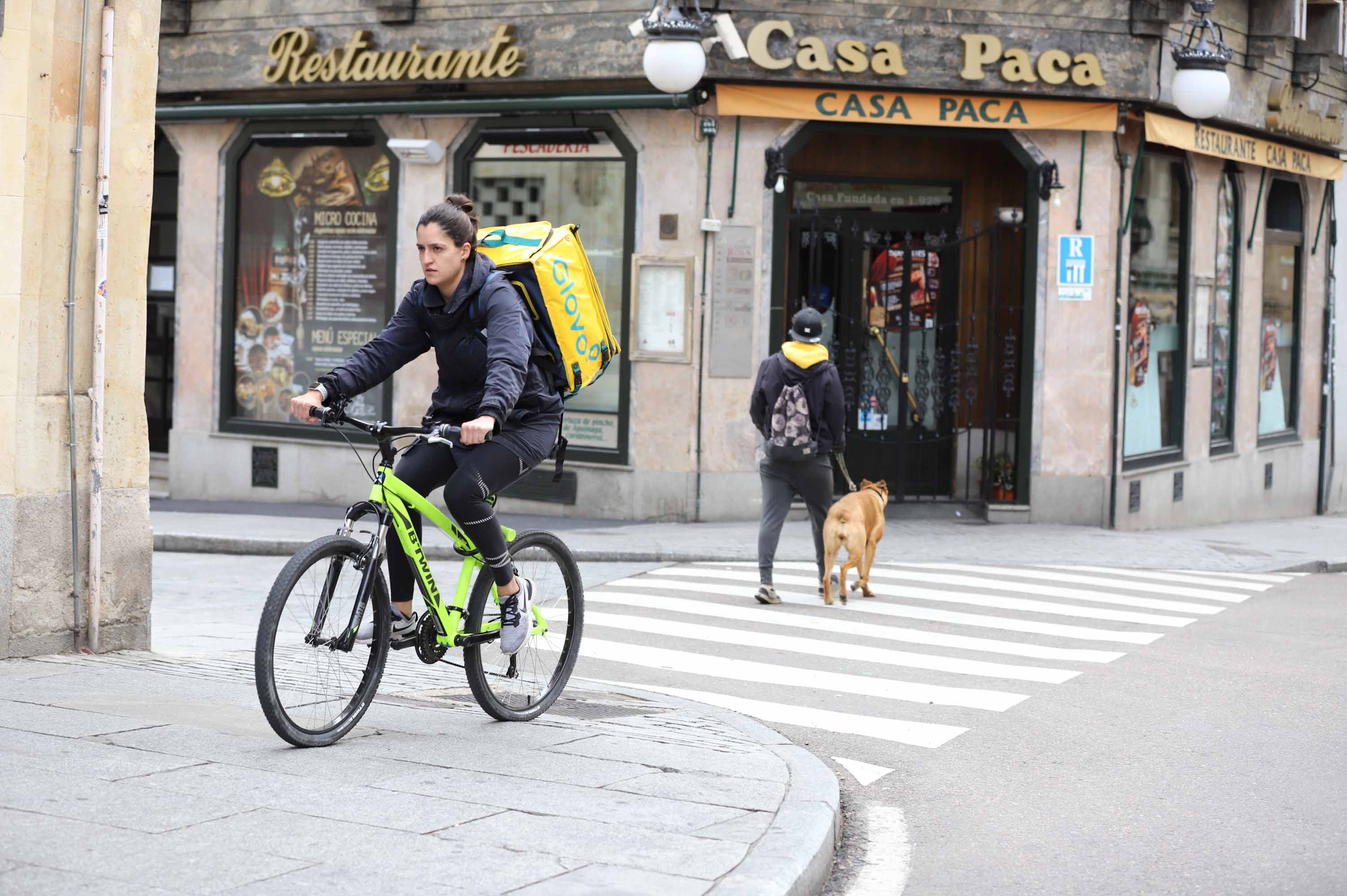 Salamanca ha vivido hoy el primer día en estado de alerta con las calles prácticamente vacías. 