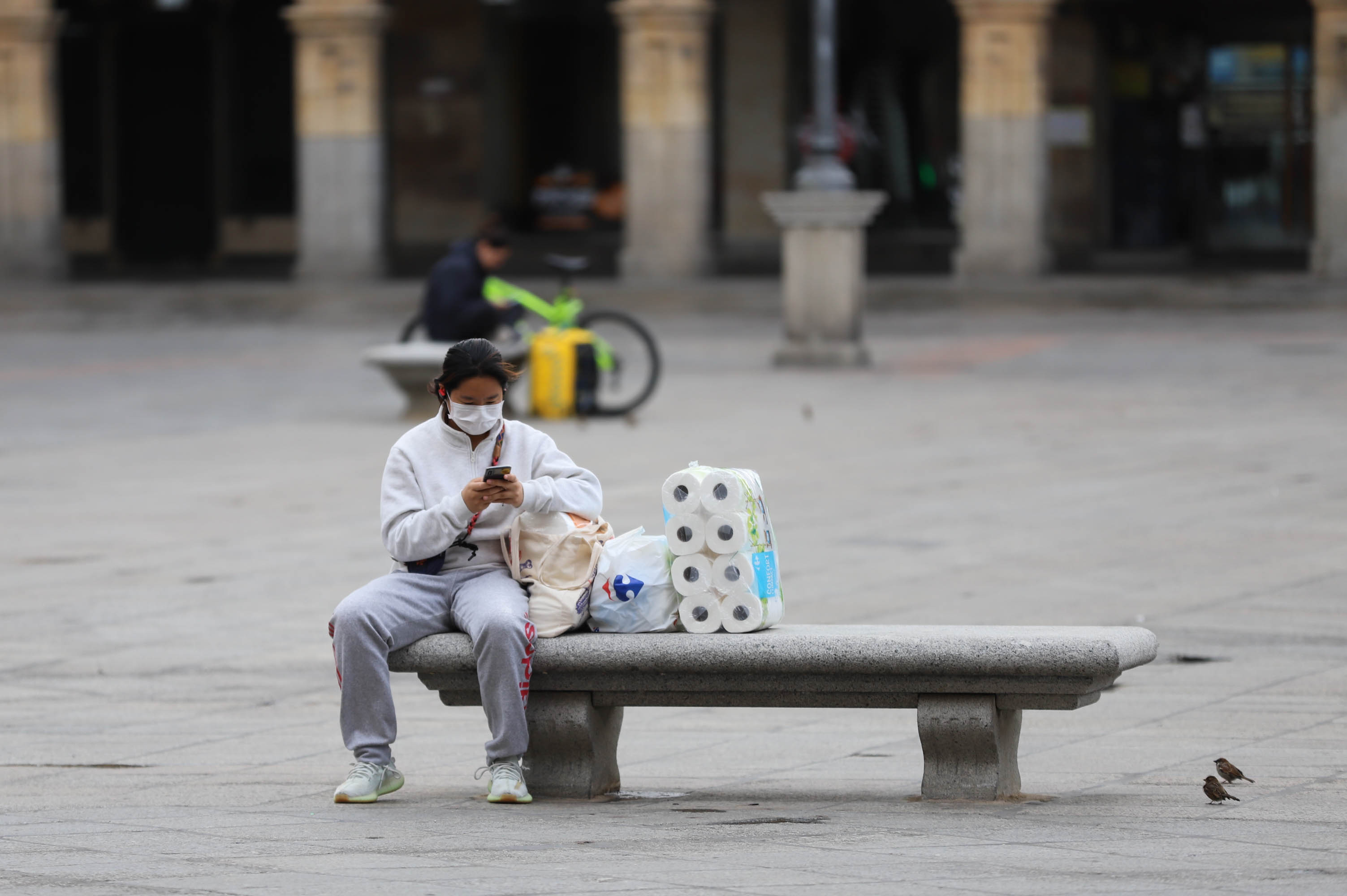 Salamanca ha vivido hoy el primer día en estado de alerta con las calles prácticamente vacías. 