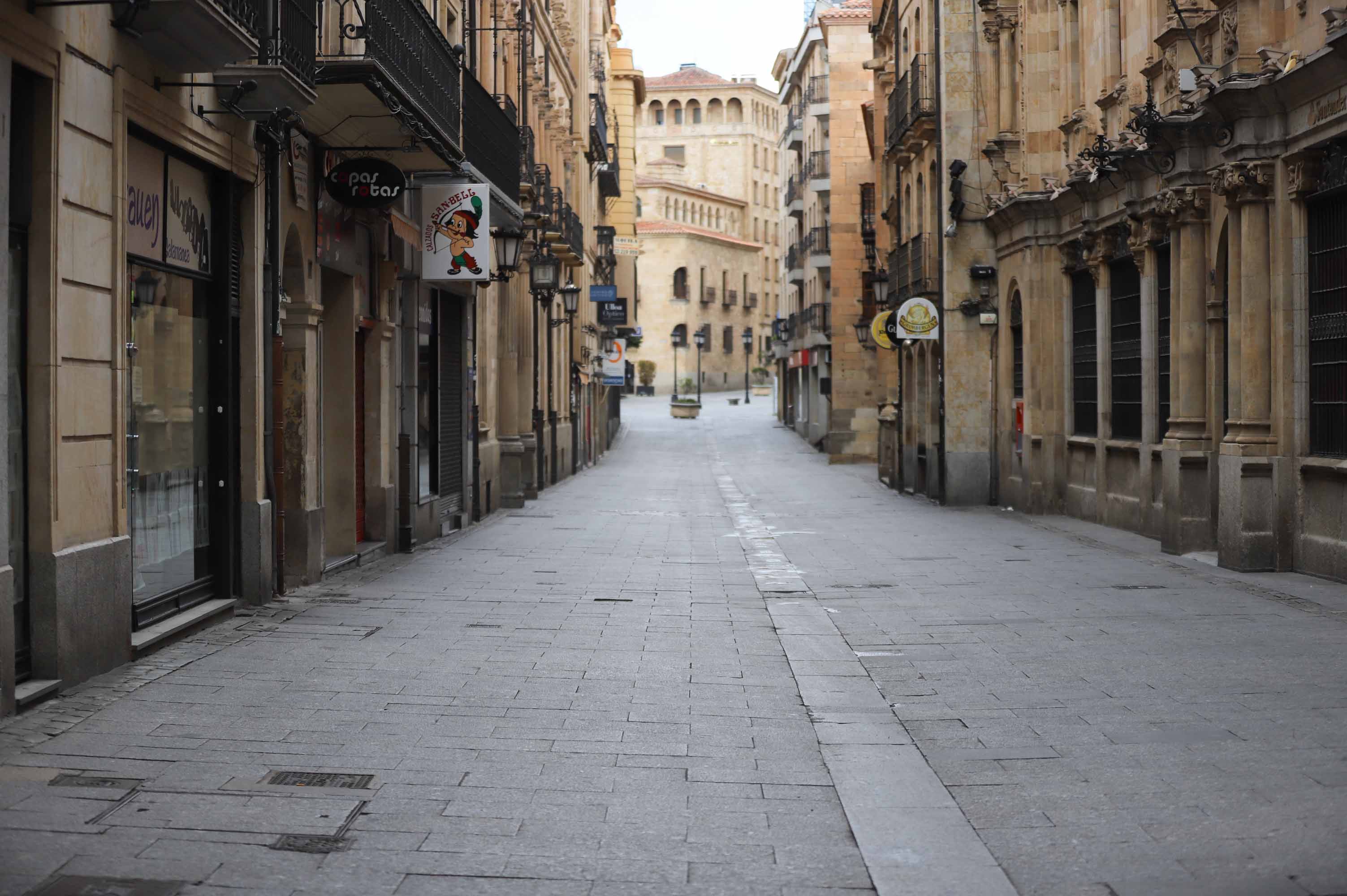 Salamanca ha vivido hoy el primer día en estado de alerta con las calles prácticamente vacías. 