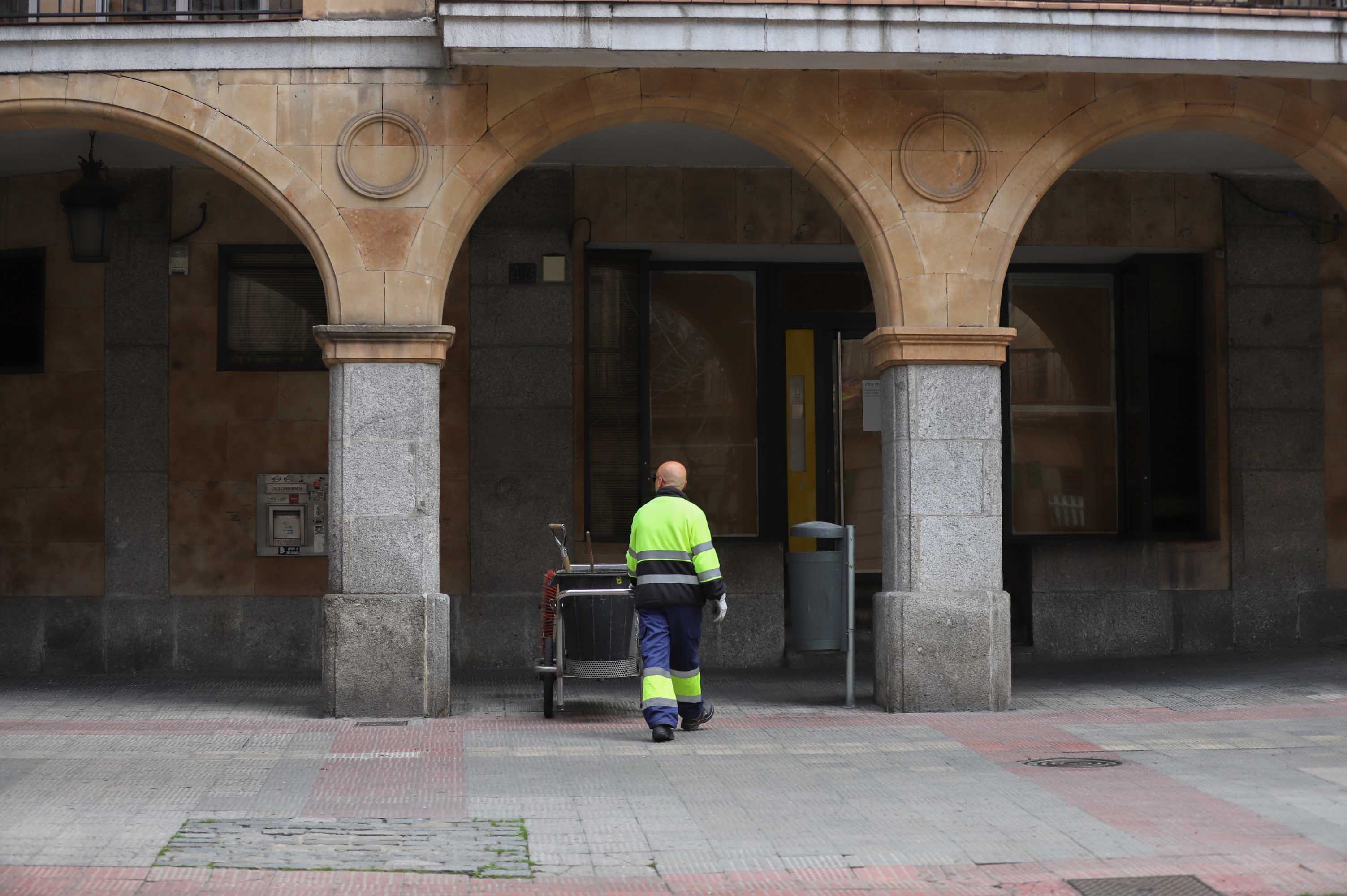 Salamanca ha vivido hoy el primer día en estado de alerta con las calles prácticamente vacías. 