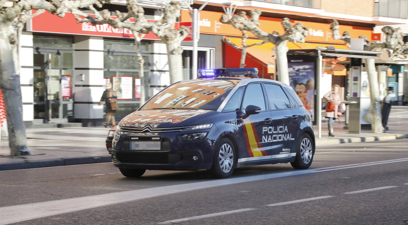 La Policía Nacional de Palencia recibe mascarillas y gel desinfectante donados por comerciantes chinos