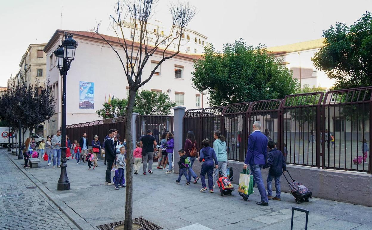 Alumnos entrando a un colegio de la capital salmantina.