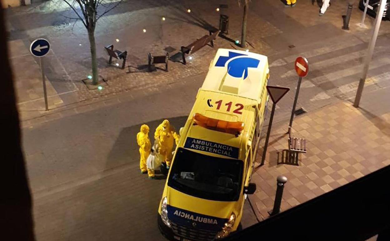 Un equipo de Emergencias Sanitarias, en la calle José Zorrilla. 