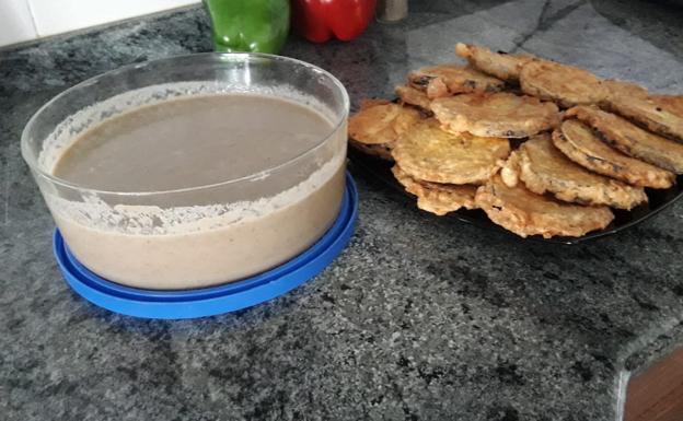 Imagen principal - La crema de champiñones, las rodajas de berenjenas (sosas) y la abeja después de resucitar.