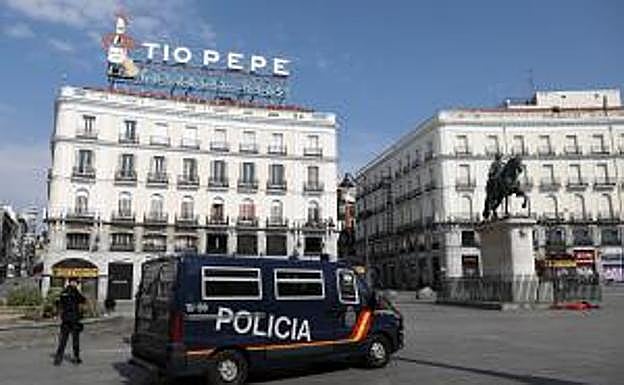 La Policía vigila la Puerta del Sol de Madrid, prácticamente desierta. 