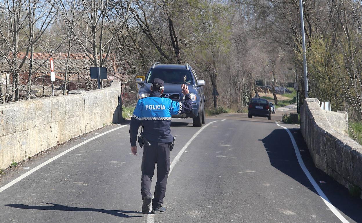 Un Policía Local controla los accesos al Monte el Viejo.