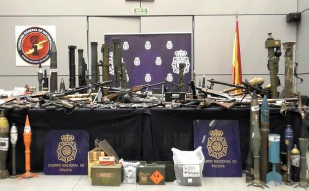 La Policía Nacional interviene en Zamora un depósito de armas de guerra y explosivos.