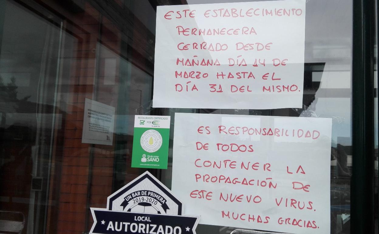 Uno de los carteles anunciando el cierre. 