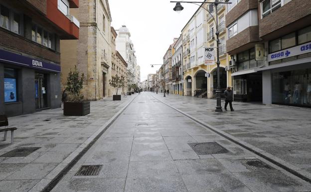 Calle Mayor de Palencia, vacía este lunes.