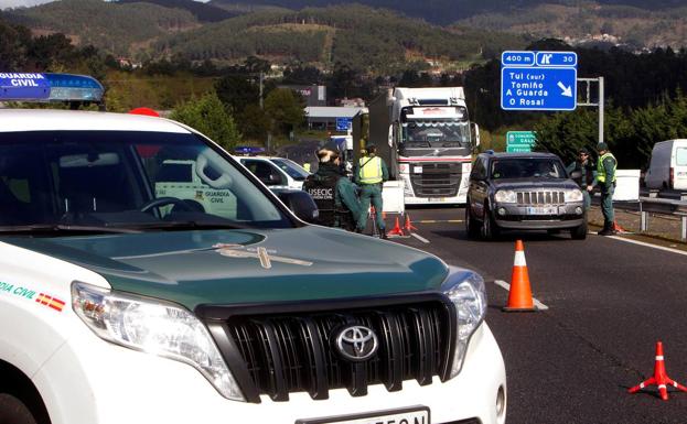 La Guardia Civil vigila un control en la frontera con Portugal.