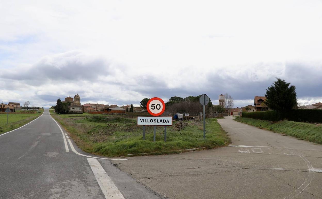 Desvío de en la carretera que lleva a la pedanía de Villoslada, pertenciente al término de Santa María la Real de Nieva. 