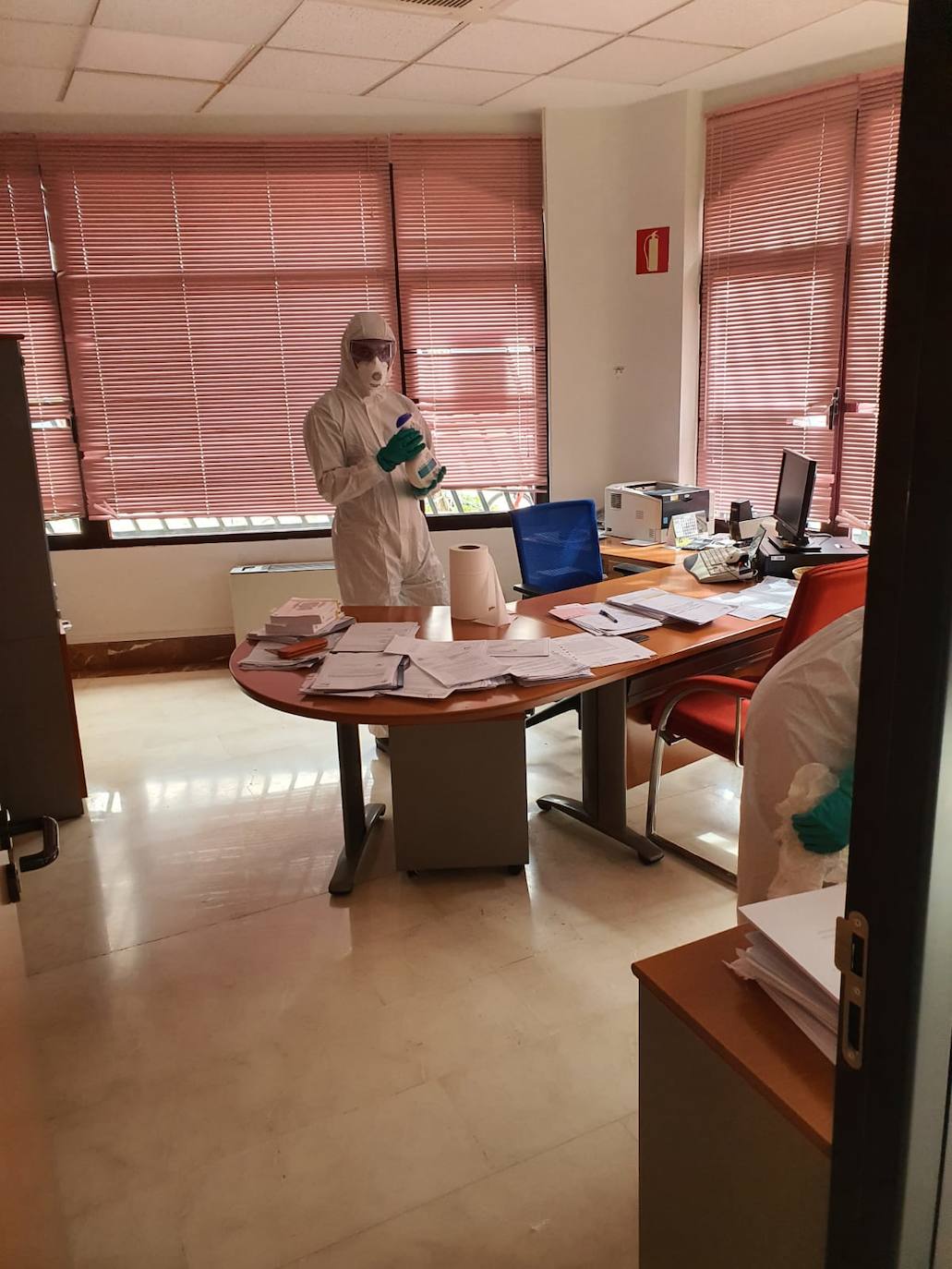 Efectivos de la Unidad militar de Emergencia han desinfectado hoy las estancias de la sede de la Dirección General de Tráfico en Valladolid.