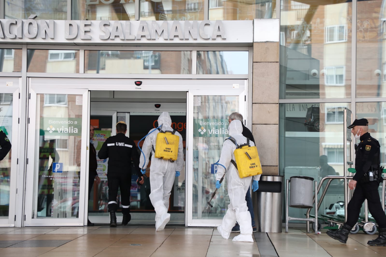 Fotos: La UME desinfecta las calles de Salamanca