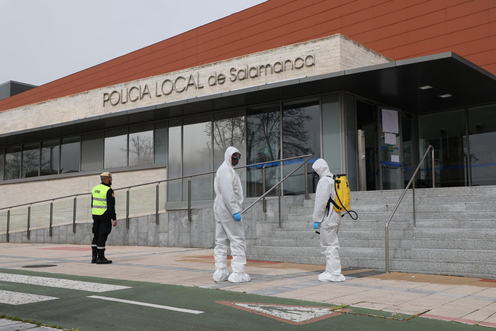 Fotos: La UME desinfecta las calles de Salamanca