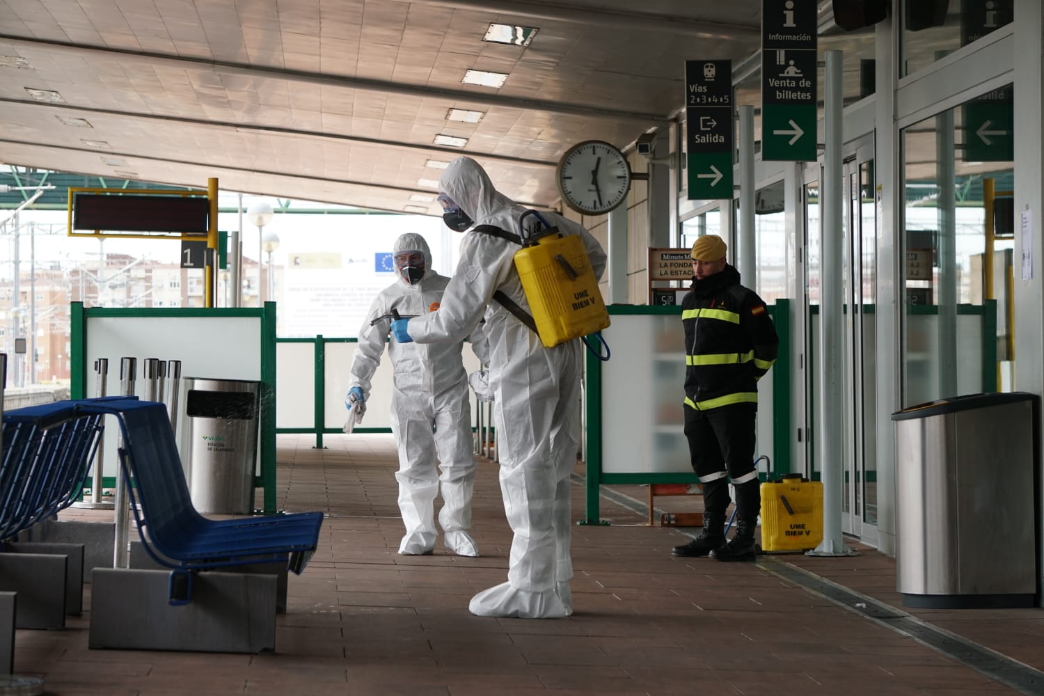 Fotos: La UME desinfecta las calles de Salamanca