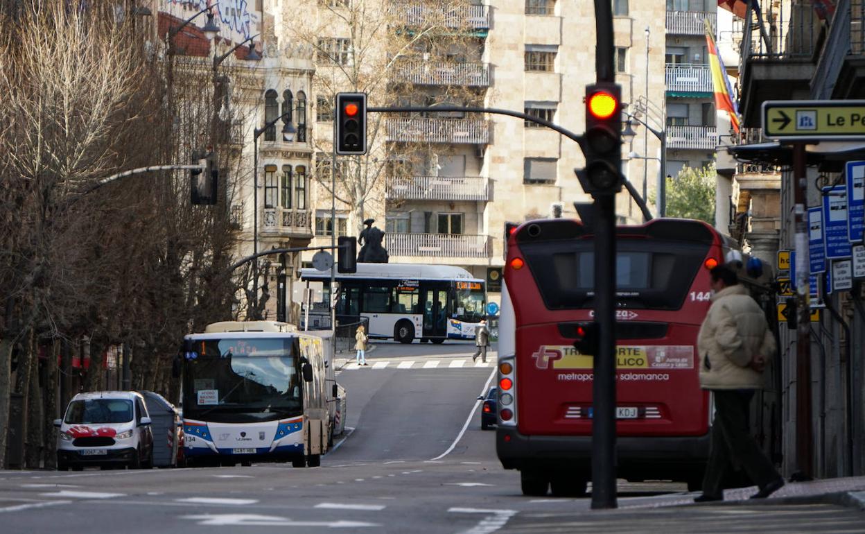 Varios autobuses, en el centro de la ciudad.