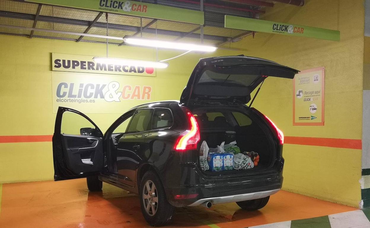 Un coche recibe directamente los productos en el maletero en un centro de El Corte Inglés