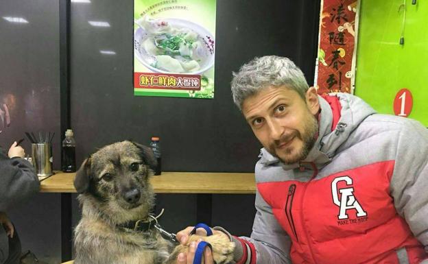 Fernando Herrero,con su perro Pablito en Shanghái.