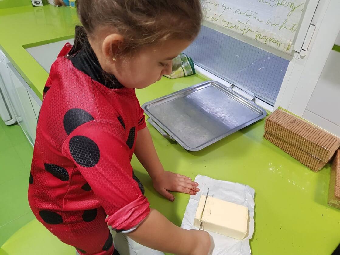 Imagen principal - Coronavirus: Recetario para la cuarentena: Tarta de galletas y chocolate para el Día del Padre, por Nora (3 años)