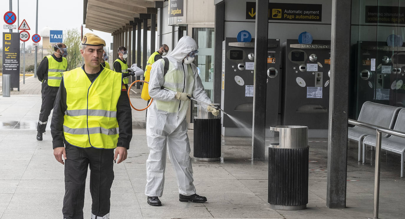 Fotos: La UME desinfecta el aeropuerto de Villanubla para luchar contra la propagación del coronavirus