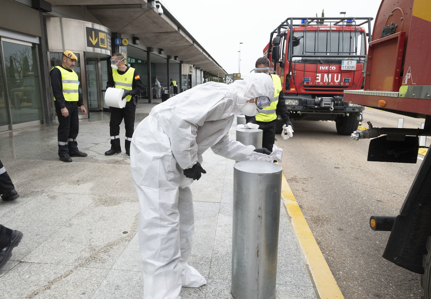 Fotos: La UME desinfecta el aeropuerto de Villanubla para luchar contra la propagación del coronavirus