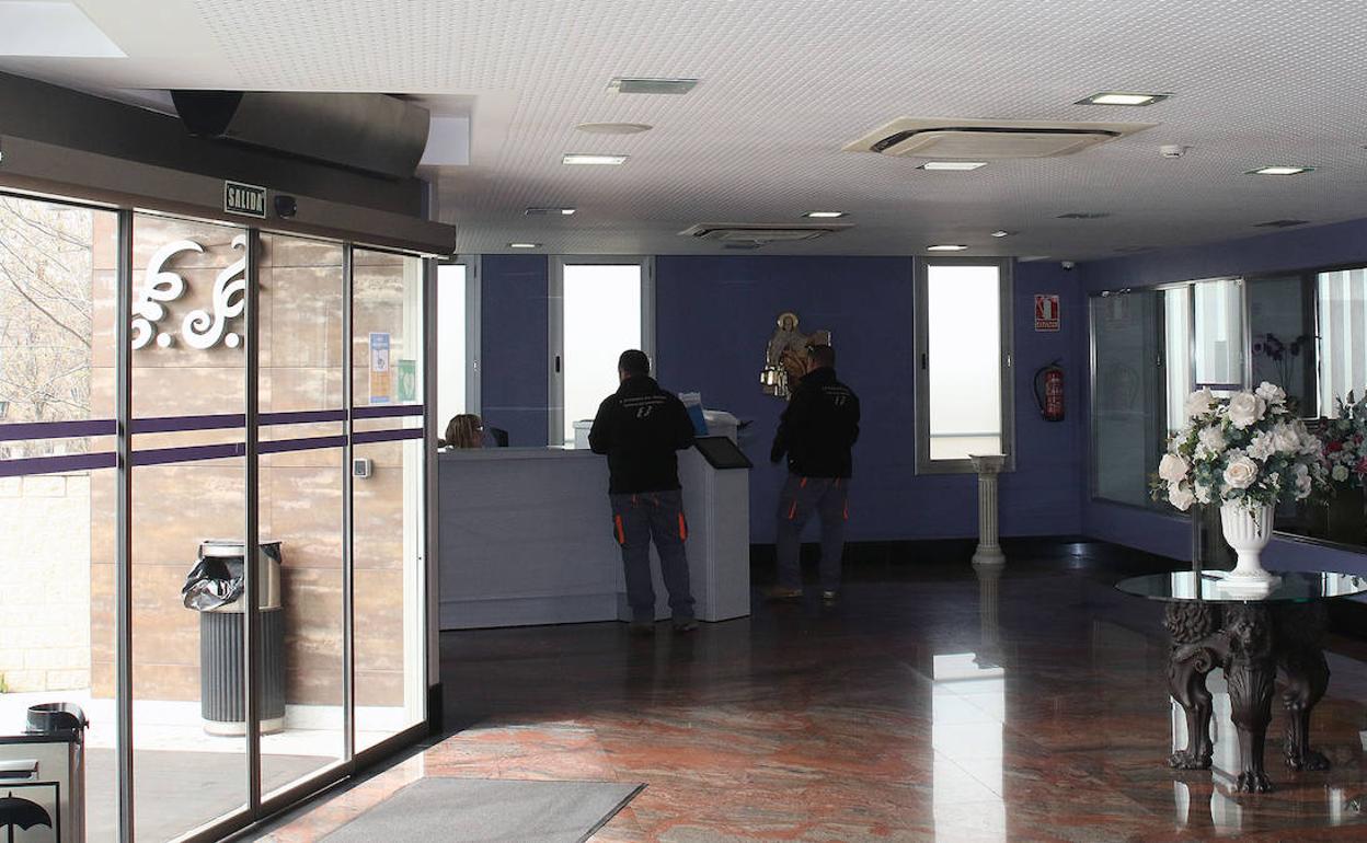 Coronavirus en Segovia: La inmensa soledad del último adiós: los funerales se aplazan 'sine die'