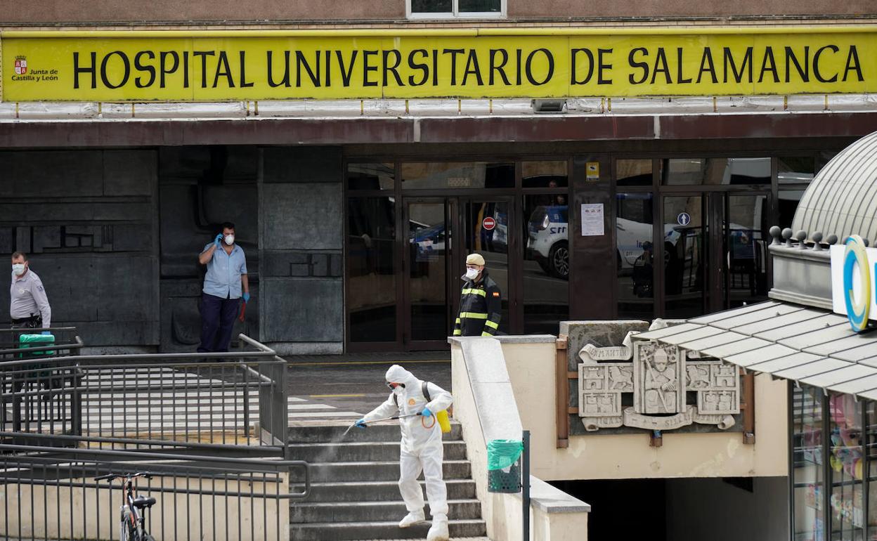 Efectivos de la Unidad Militar de Emergencias limpian los accesos al Hospital Clínico Universitario de Salamanca.