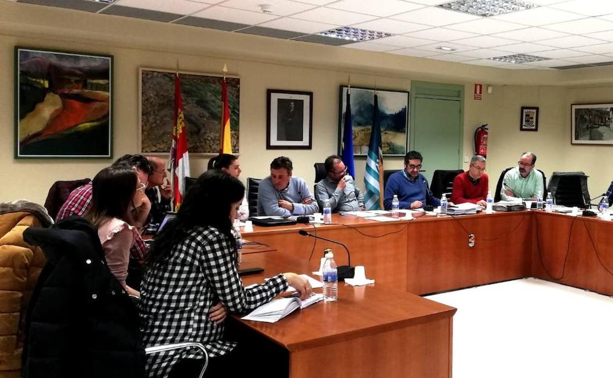 Miembros de la Corporación municipal durante el pleno celebrado en febrero. 