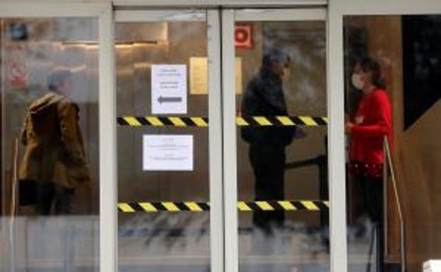 Varias personas con máscaras sanitarias en el hotel de Madrid. 