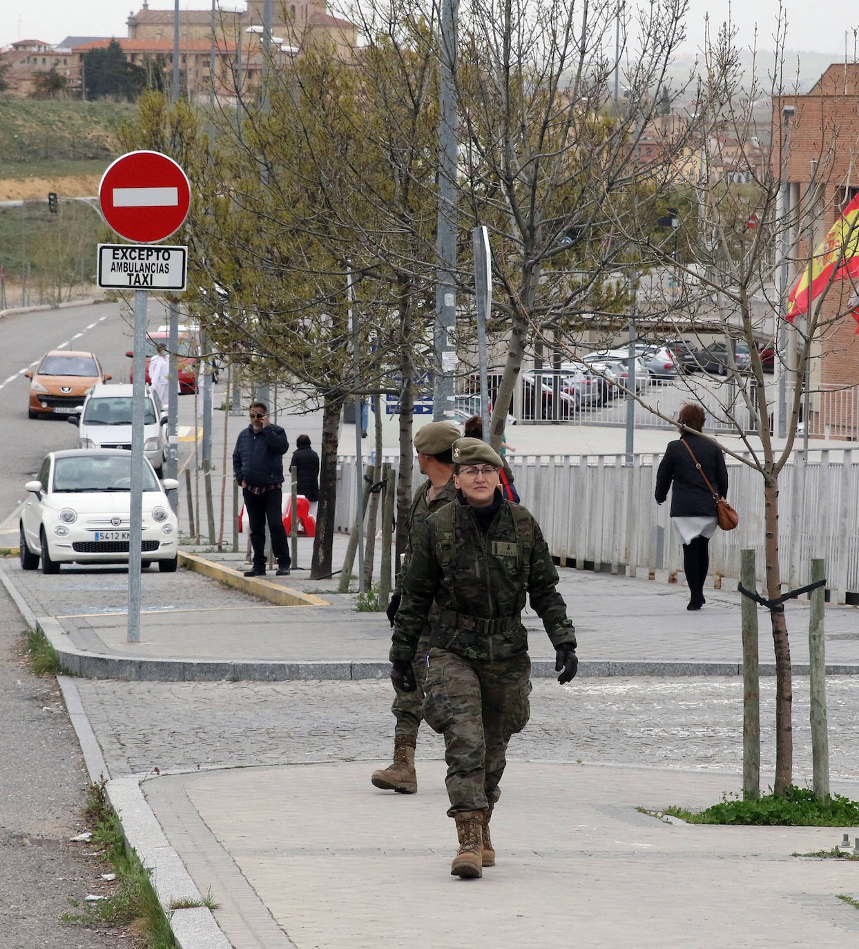 Un militar de la UME, este viernes, en las inmediaciones del acceso a Urgencias del Hospital General de Segovia. 