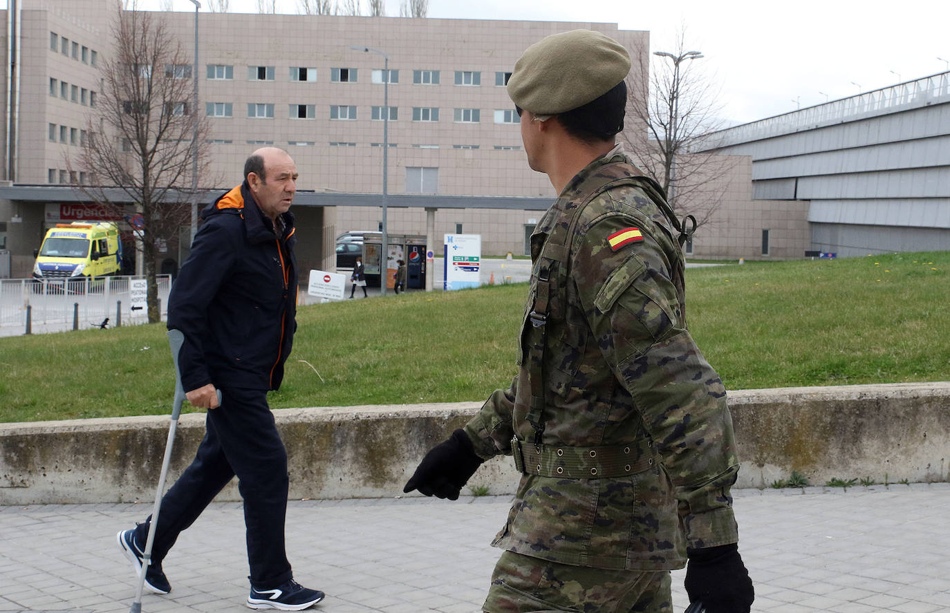 Un militar de la UME, este viernes, en las inmediaciones del acceso a Urgencias del Hospital General de Segovia. 