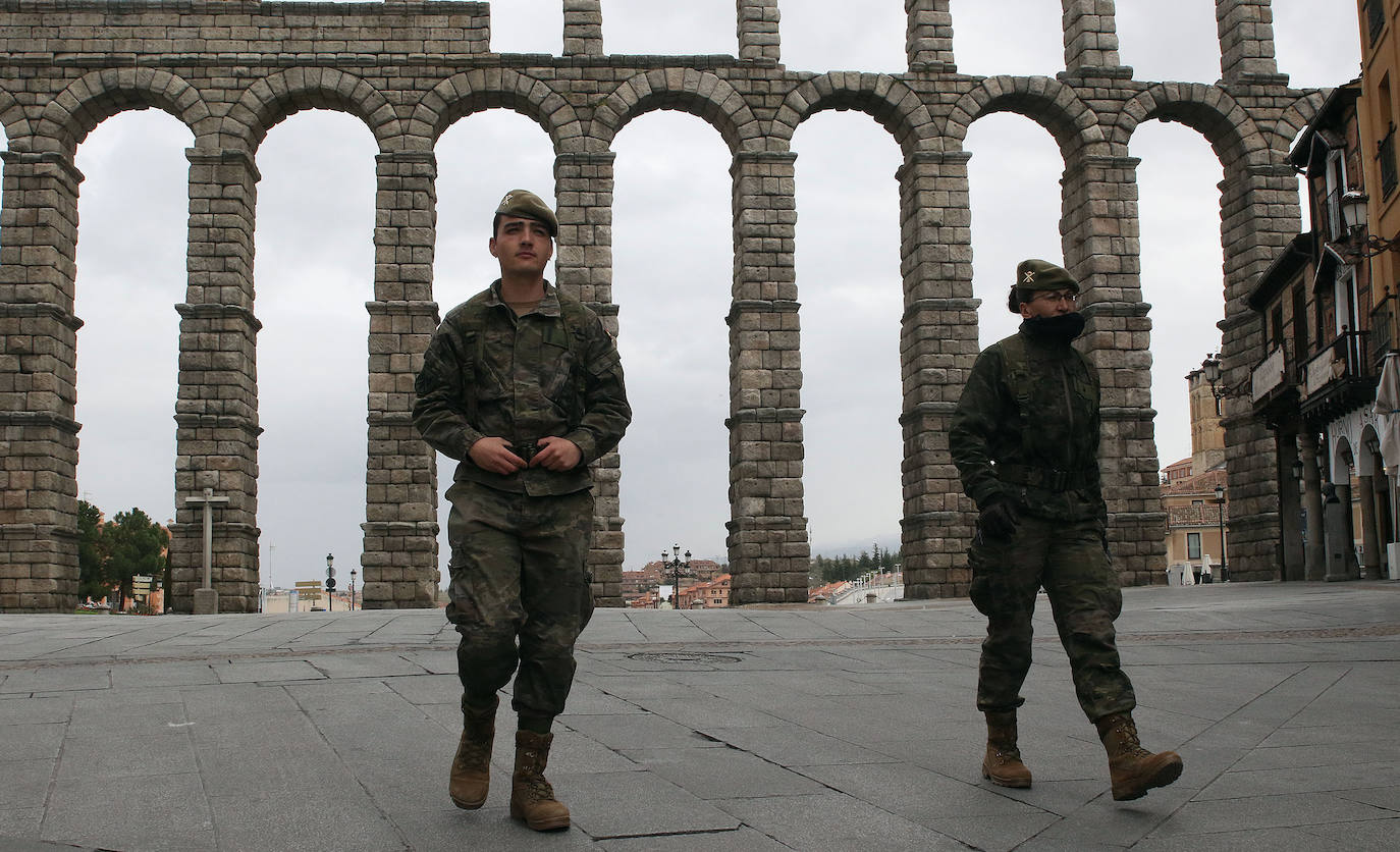 Un militar de la UME, este viernes, en las inmediaciones del acceso a Urgencias del Hospital General de Segovia. 