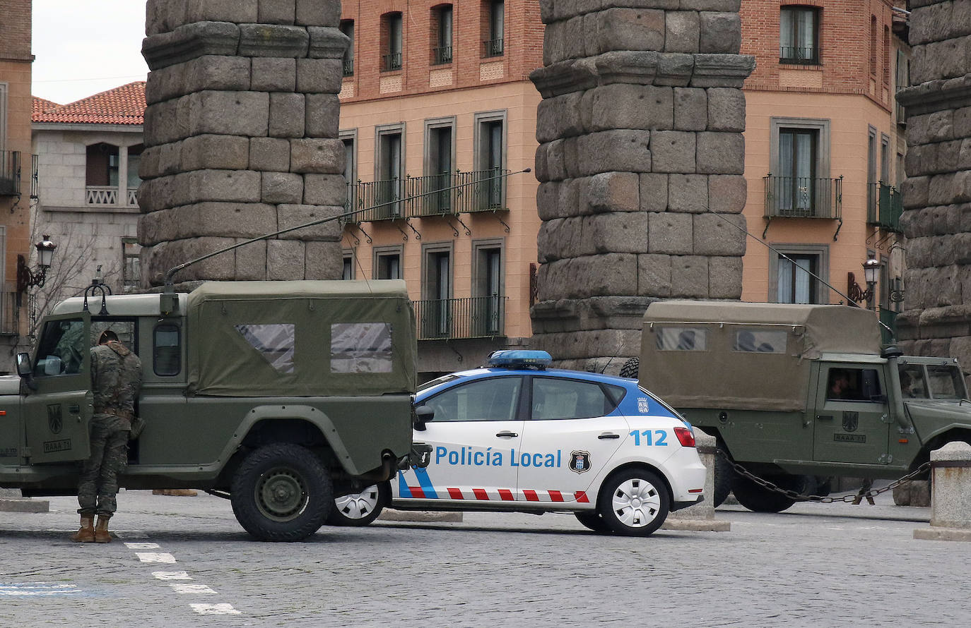 Un militar de la UME, este viernes, en las inmediaciones del acceso a Urgencias del Hospital General de Segovia. 