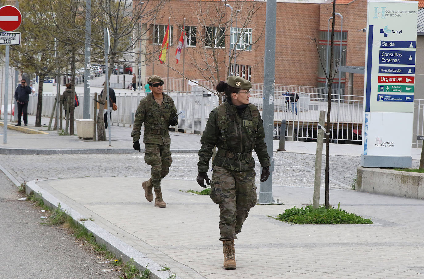 Un militar de la UME, este viernes, en las inmediaciones del acceso a Urgencias del Hospital General de Segovia. 