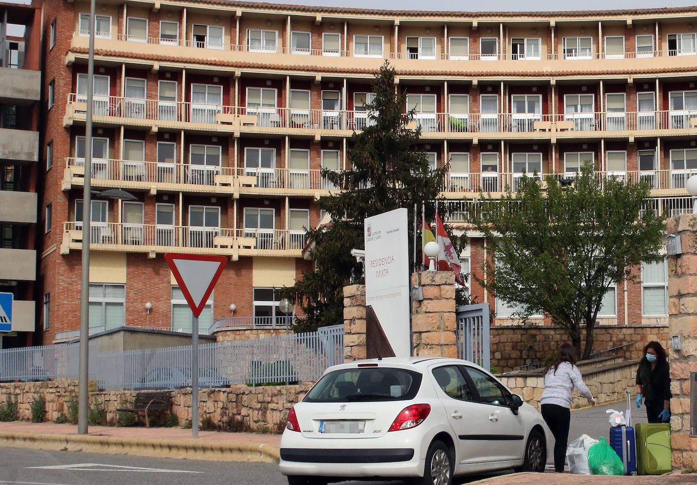 Un militar de la UME, este viernes, en las inmediaciones del acceso a Urgencias del Hospital General de Segovia. 
