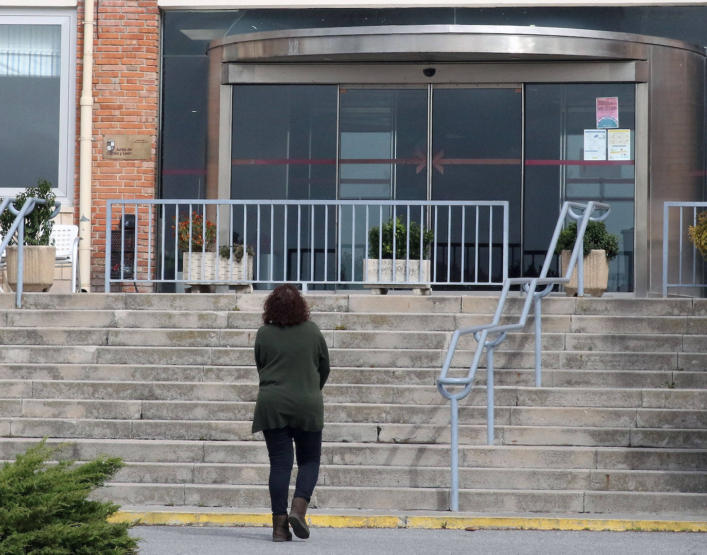 Un militar de la UME, este viernes, en las inmediaciones del acceso a Urgencias del Hospital General de Segovia. 