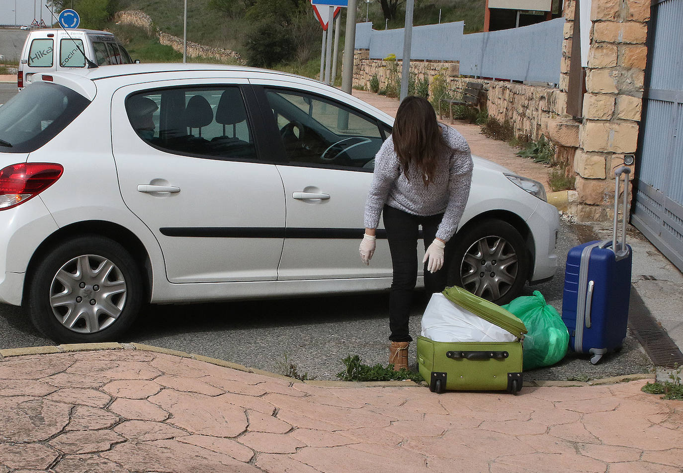 Un militar de la UME, este viernes, en las inmediaciones del acceso a Urgencias del Hospital General de Segovia. 