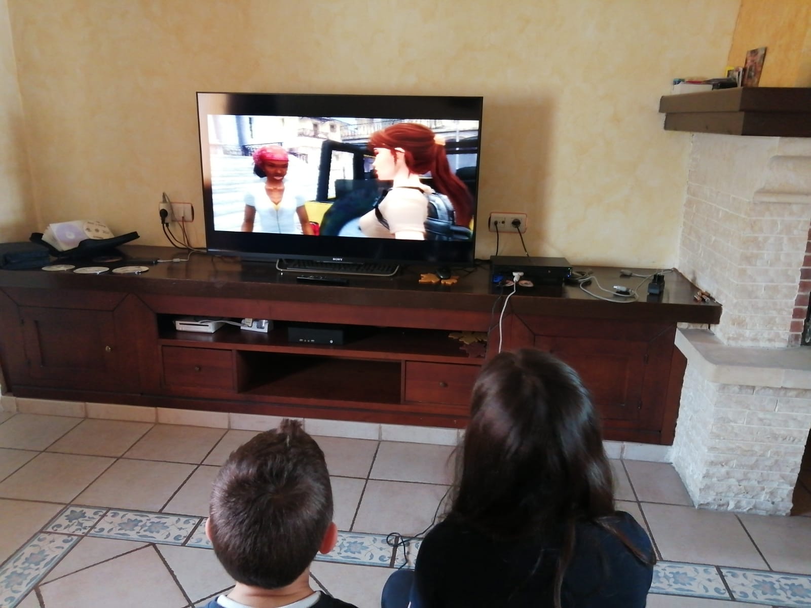 Marta y Diego jugando a 'Tomb Raider', en la PS2.