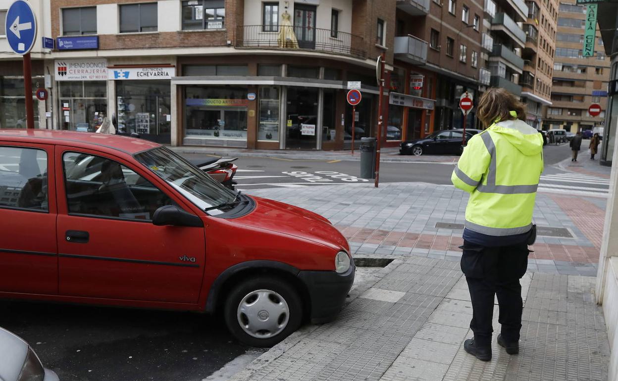 Una vigilante de la ORA, esta semana en la plaza San Lázaro. 