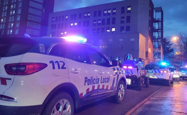 Coronavirus en Palencia. Vídeo: La Policía Local llena de sirenas el Hospital Río Carrión