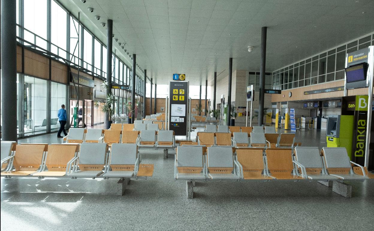 Interior vacío del aeropuerto de Villanubla. 