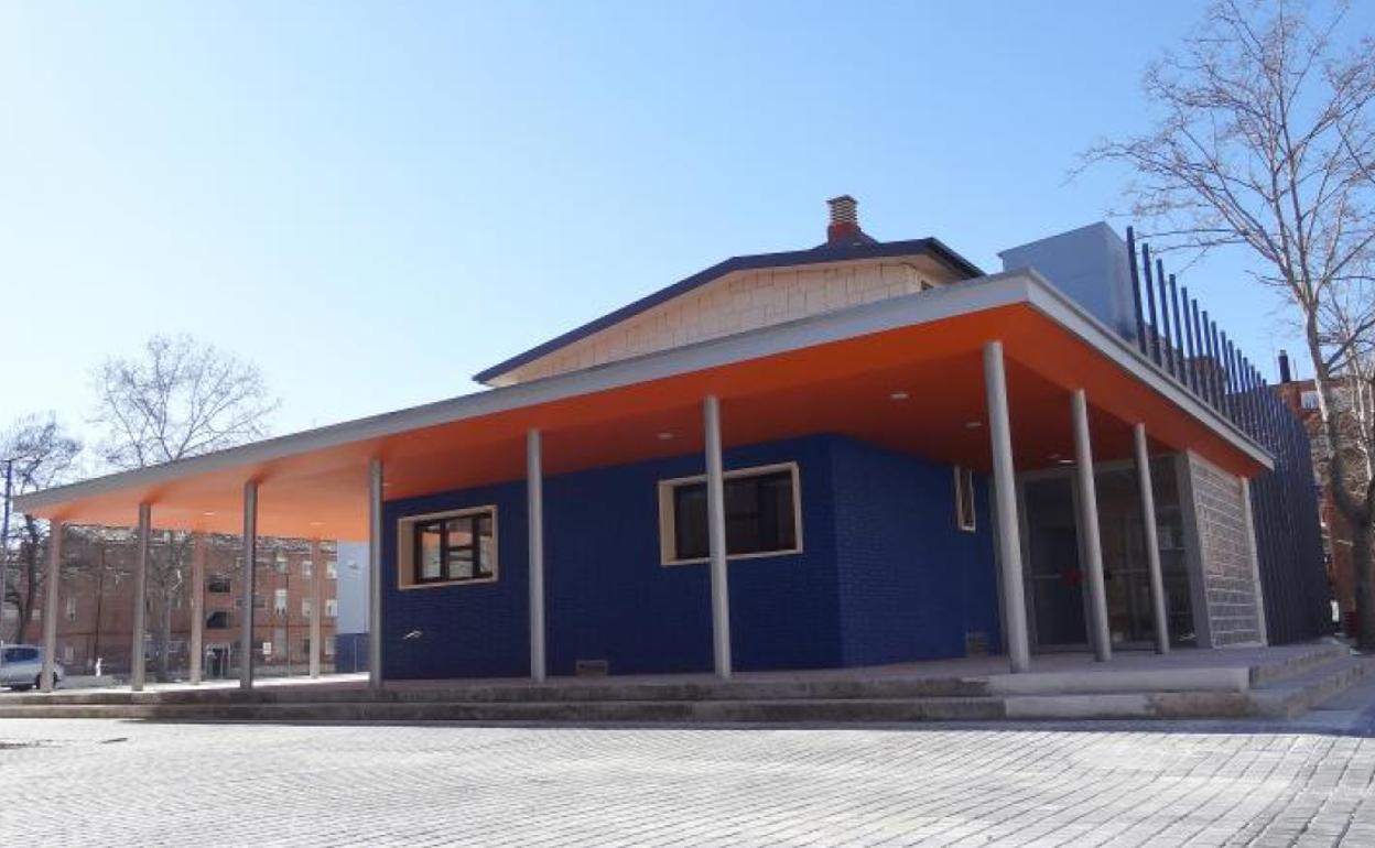 Exterior del antiguo colegio Santiago López, que acogerá un centro de participación ciudadana en el 29 de Octubre.