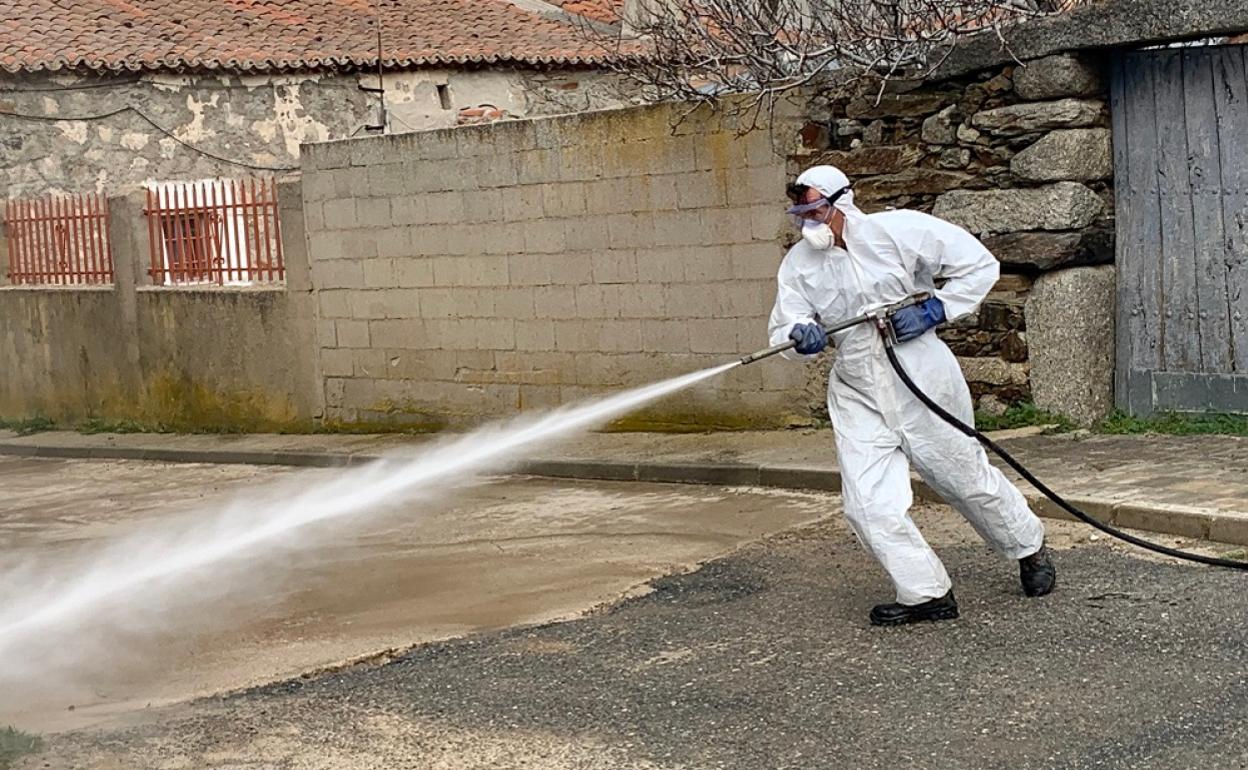 Baldeo con hipoclorito en la localidad de Muñico