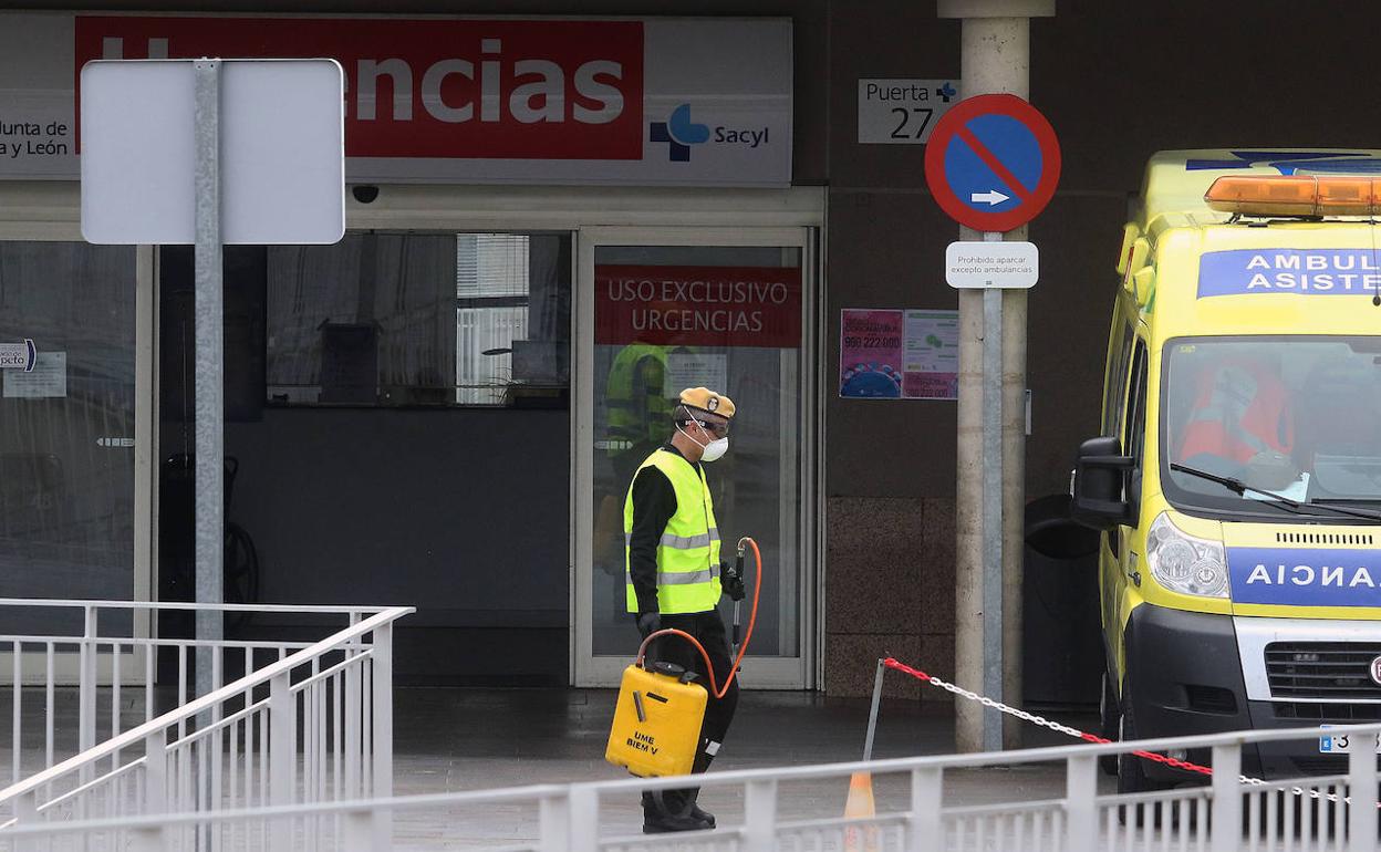 Personal de la UME desinfecta este sábado el acceso a urgencias del Hospital General. 