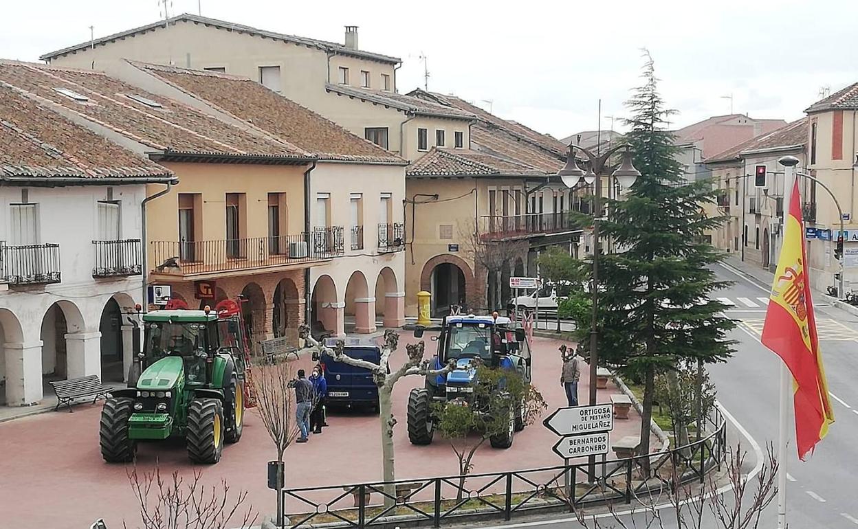 Tractores en la plaza del Ayuntamiento de Santa María la Real de Nieva preparados para fumigar y desinfectar. 