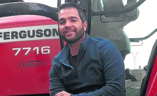 Víctor Manuel Rodríguez, agricultor y edil en Traspinedo, en su tractor.
